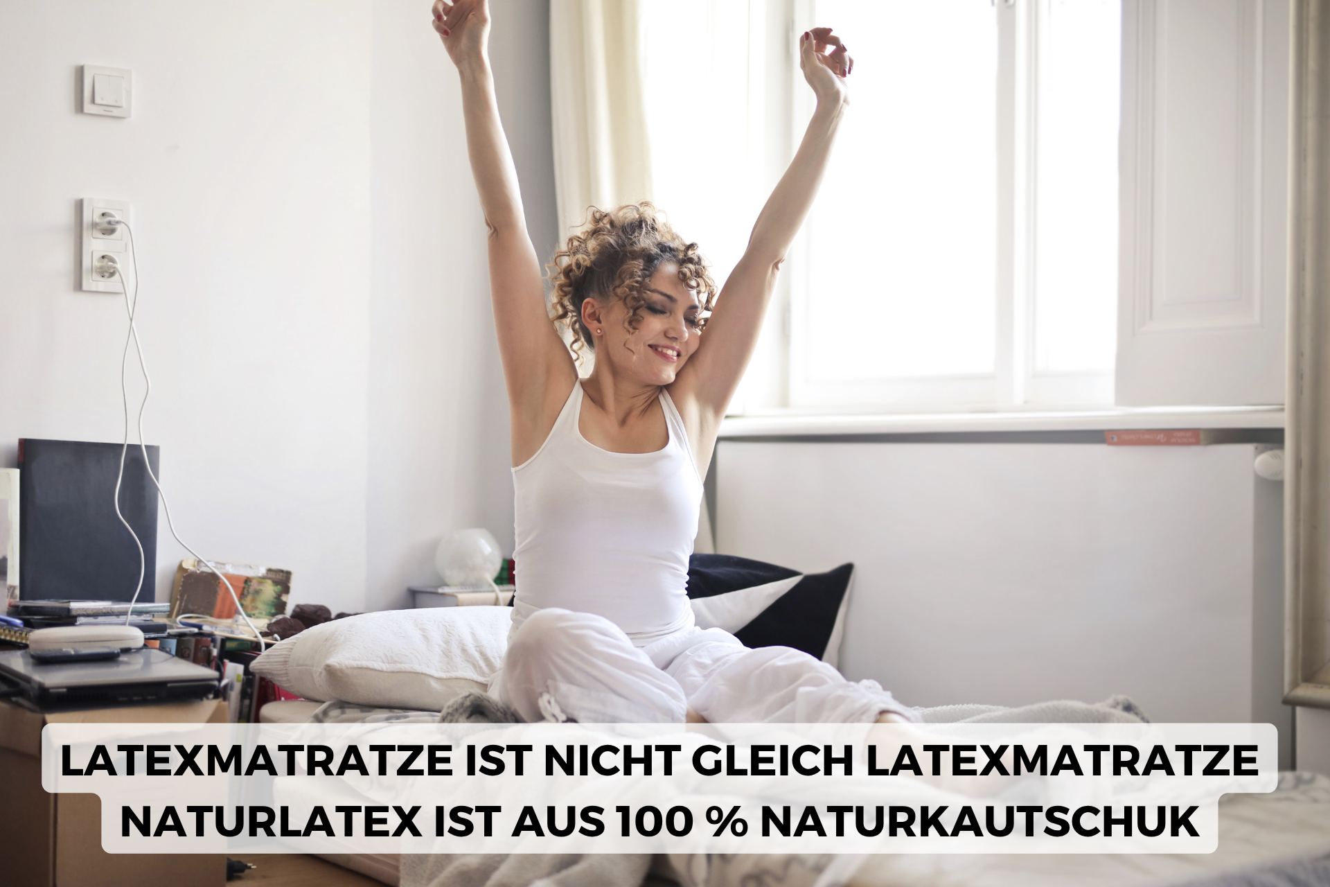 Eine Frau streckt sich und sitzt auf einer Latexmatratze